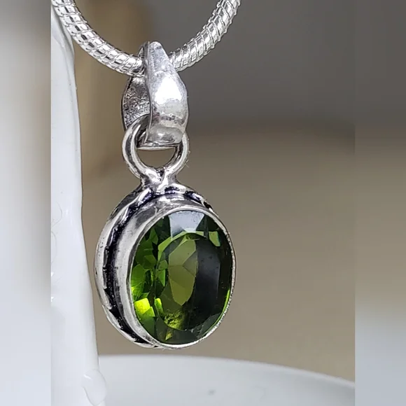 Peridot Gemstone & Silver Necklace,  Beautiful Faceting, Gorgeous Green, Chain - Picture 4 of 12